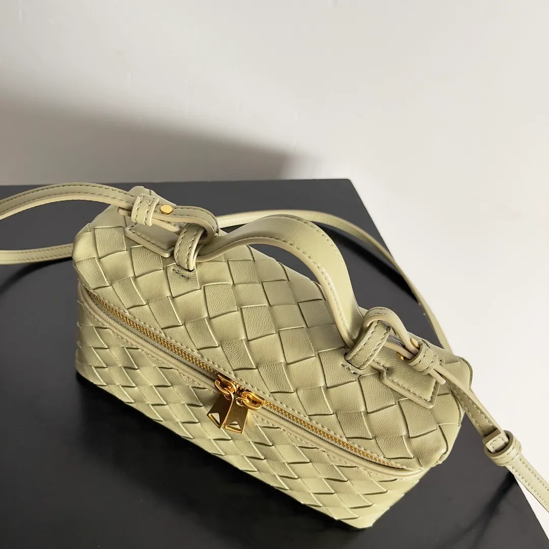 Batch 1360 Bottega Veneta 24 spring and summer woven zipper crossbody bag. A crossbody bag that can be used as a cosmetic bag. The exquisite weaving and compact body are an indispensable accessory for the upcoming summer. The double zipper also better protects the bag. It has a large capacity. If you like it, don’t miss it. Style number: 789109 Size: 22*12.5*5cm